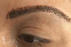 اسباب تساقط شعر الحواجب